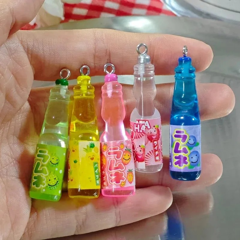 Resin Art Essentials - ชาร์มเรซิ่นรูปขวดโซดาขนาดเล็ก 10 ชิ้น จี้รูปขวดเครื่องดื่มน่ารัก อุปกรณ์งานฝีมือ DIY